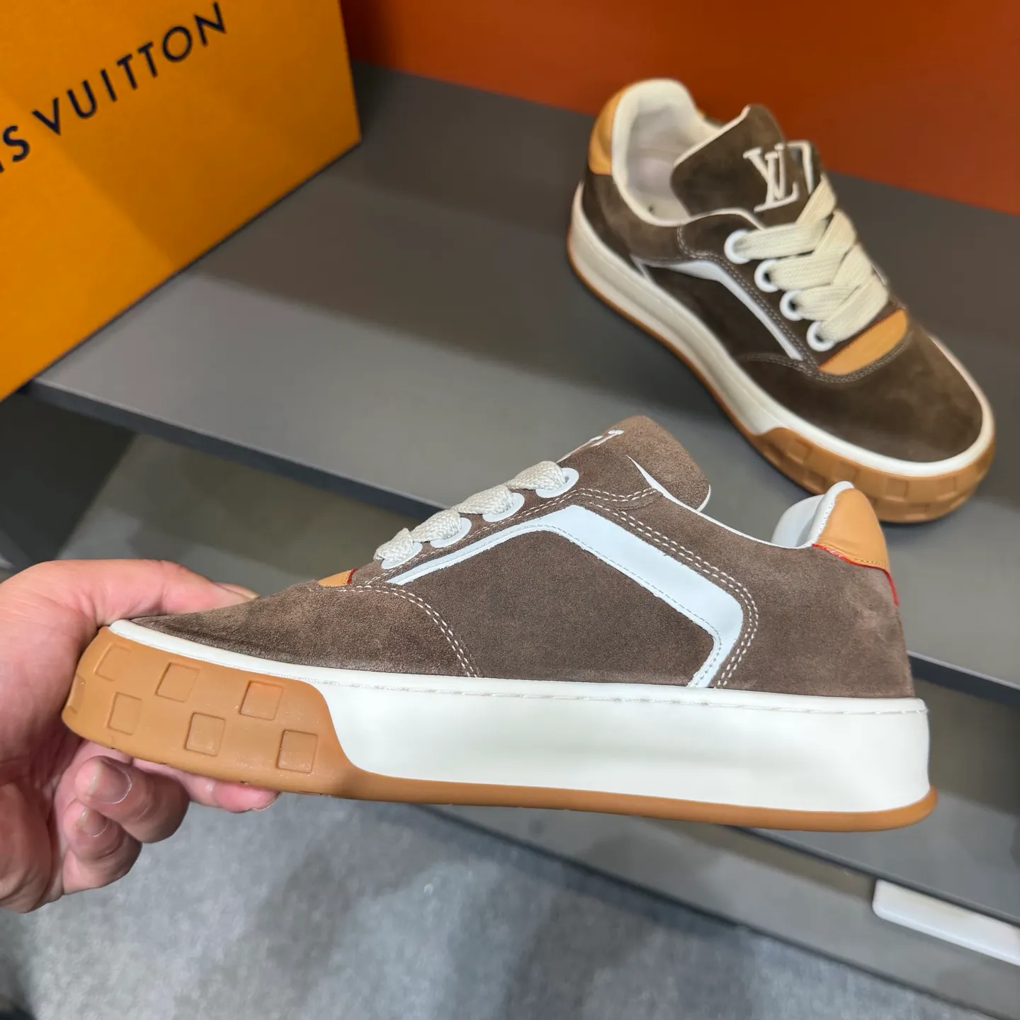 Factory price: 480💰Top version LV-Louis Vuitton-classic catwalk new model, empty glue process, original version 1:1 development! ! The upper foot is very comfortable. It is made of luxurious materials and fine workmanship. The midsole is printed with English letters "Made in Europe". The upper is made of calfskin imported from Italy. The side is decorated with the brand's LOGO and signature. The latest latex foot pads and mesh lining make the foot feel super comfortable. Original factory special supply of original two-color T men's shoes 💰U combination outsole. Bag technology Goodyear stitched edges Fabric: Exclusive custom first-layer cowhide Accessories: Exclusive private model Vuitton logo, lining: Customized silk mesh lining - first-layer silk cowhide lining Outsole: T men's shoes 💰U combination outsole wear-resistant, non-slip and anti-yellowing Foot pads: new latex pad-mesh sweat-absorbent Technology: fully computerized sewing machine wire drawing Toe cap Back cover Hot and cold shaping Full set of pull-top lasts, medium and low logo pattern, code number: 38-44, customized 45